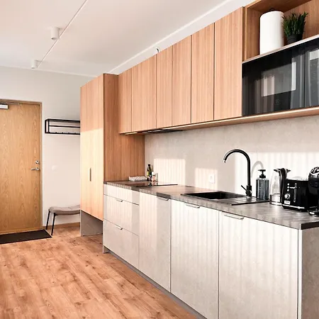Spacious & Sunny Riverside In Apartment *